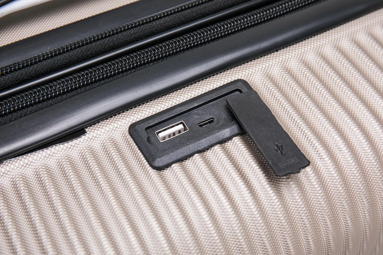 Swiss Digital® Crosslite Medium 24" suitcase