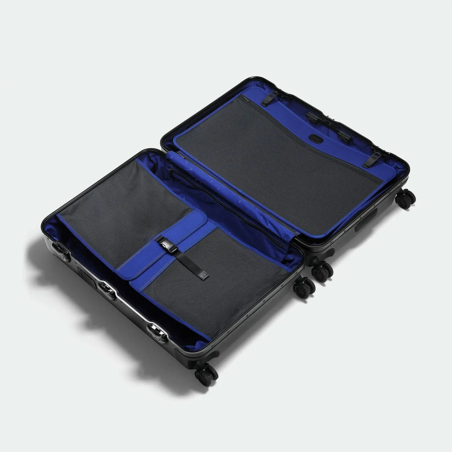 Zero Halliburton Pursuit Aluminum Medium Travel Case